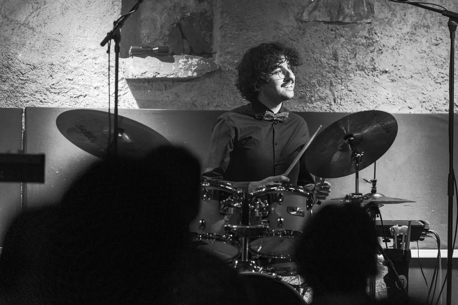 Julian à la batterie, en noir et blanc