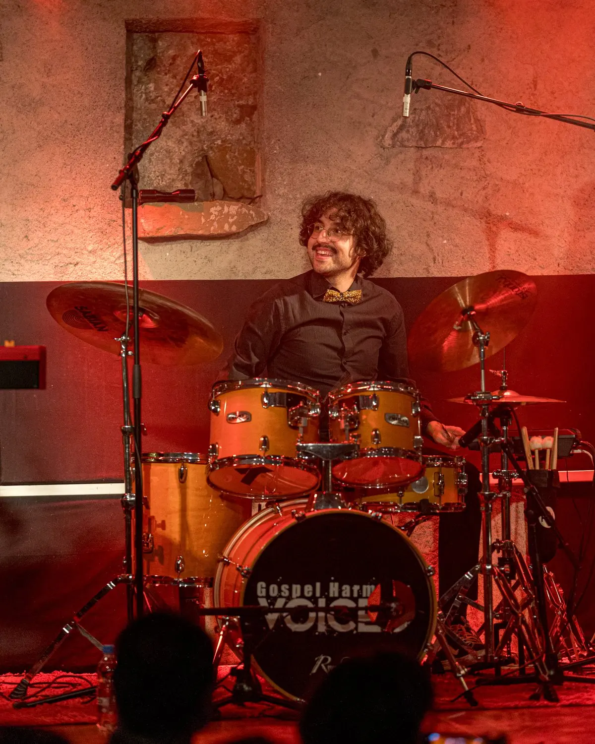 Julian, souriant, derrière sa batterie