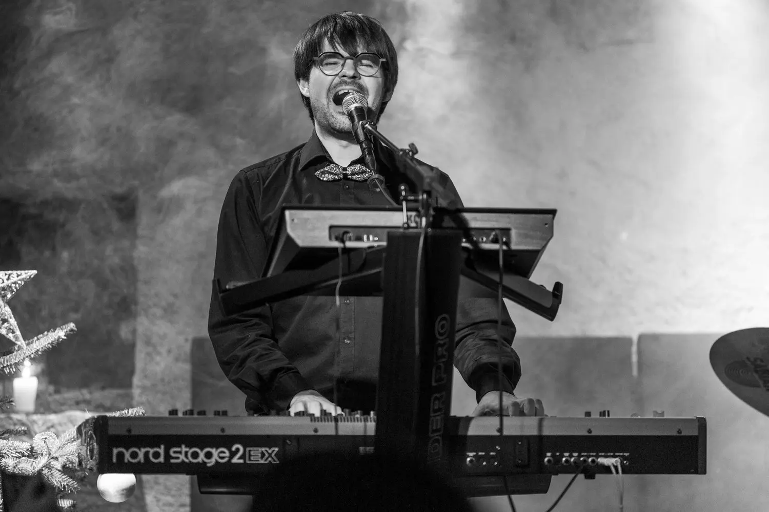 Tanguy au clavier et au chant, en noir et blanc