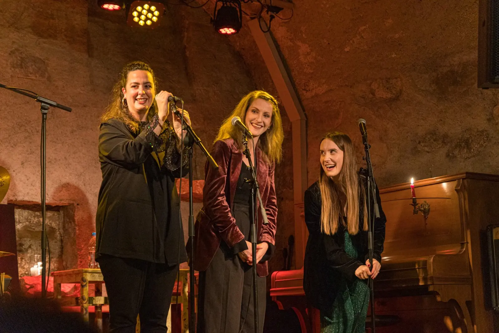 Les trois chanteuses rient sur scène